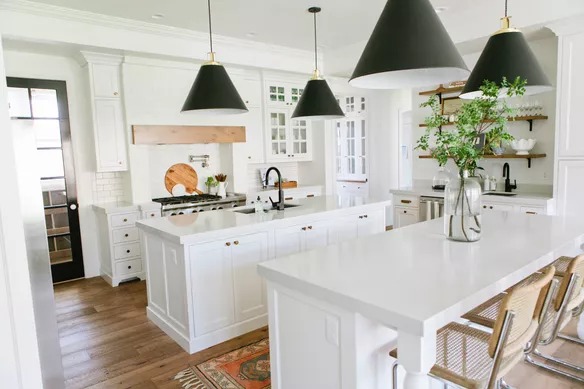 4-modern-white-farmhouse-kitchen-Jade-Inter-598f7c65aad52b0011a145df